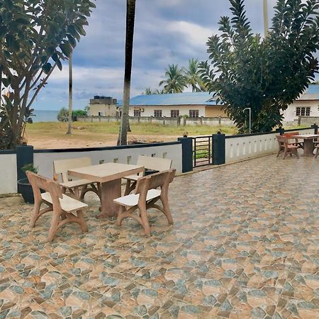 Aqil Beach Inn Marang Exterior foto