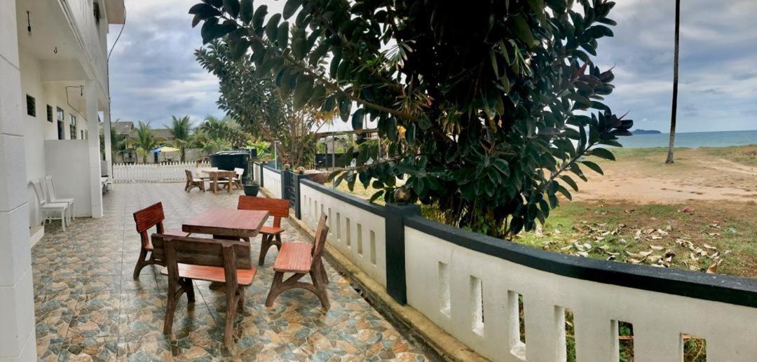 Aqil Beach Inn Marang Exterior foto
