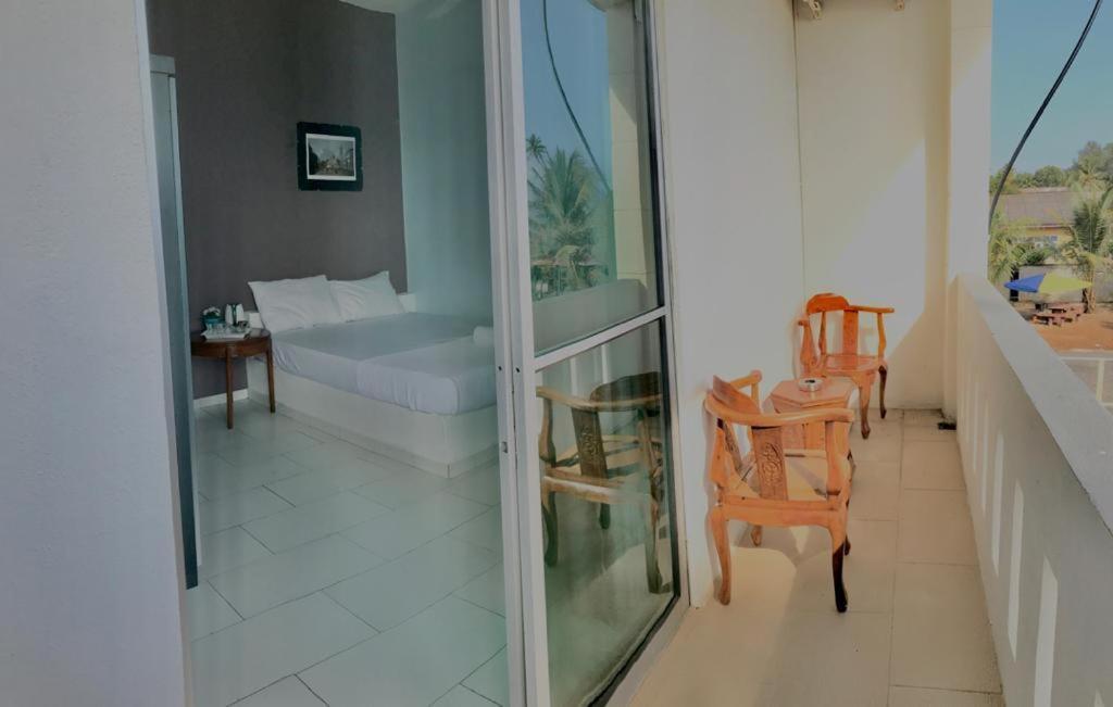 Aqil Beach Inn Marang Exterior foto