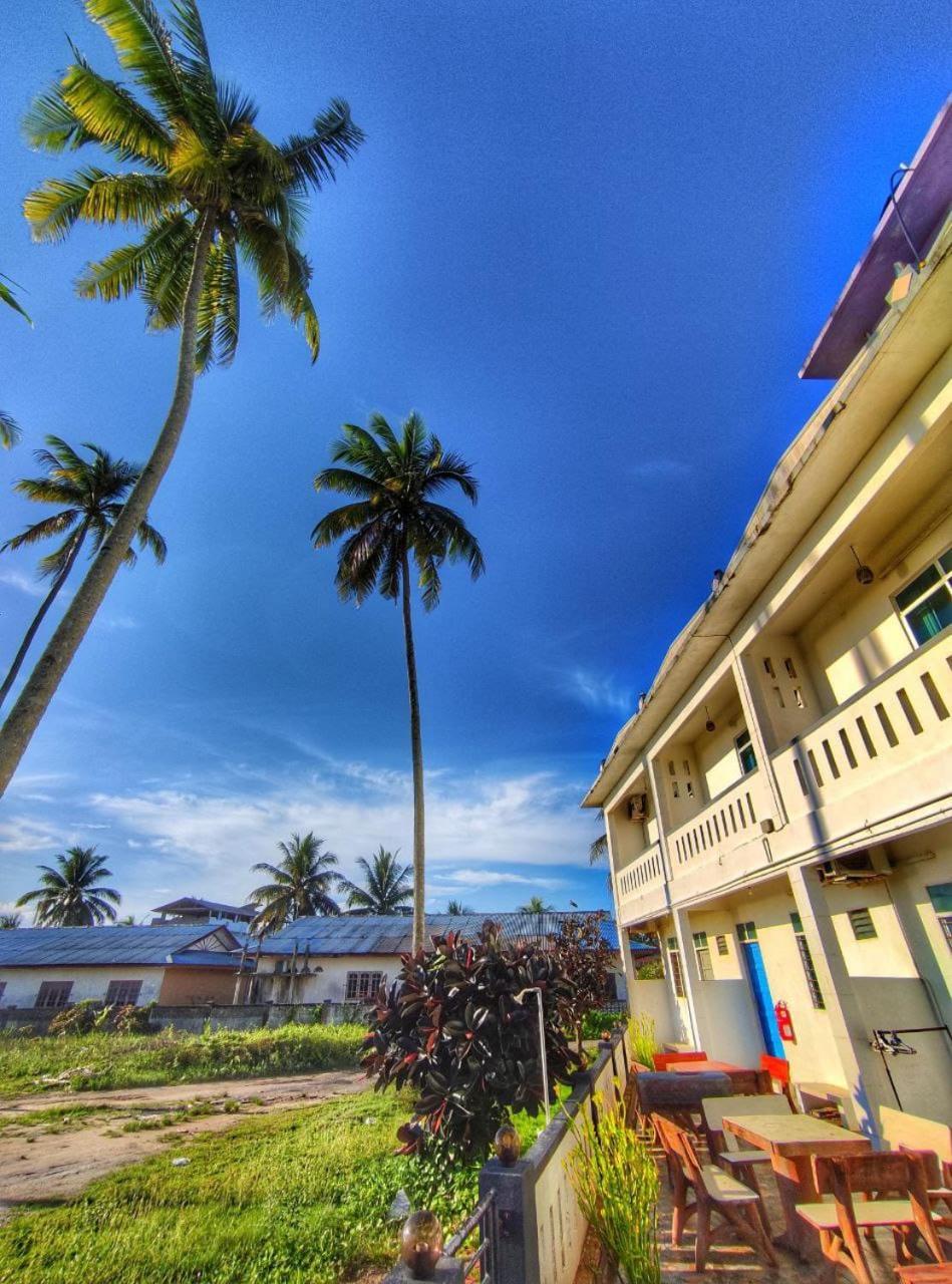 Aqil Beach Inn Marang Exterior foto